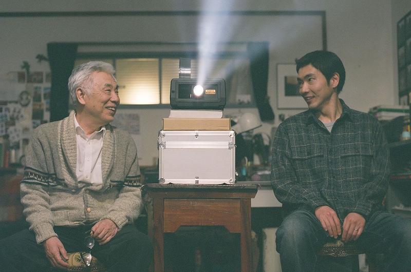 映画『メモリィズ』 柄本佑とイッセー尾形が並んでプロジェクター投影に見入る特別映像公開