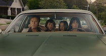 アン・ハサウェイ vs 恐竜!?　変わり果てた日常を生き残れ!　映画『オークストリートの異変』 本予告映像公開