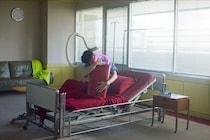死んだ妻が“掃除機”の姿で帰ってきた!?　タイ映画『ユースフル・ゴースト』 田村健太郎ナレーションの本予告映像公開