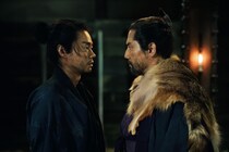 本木雅弘 vs 菅田将暉　映画『黒牢城』 超至近距離! 鋭い“眼光”が火花散らす対決ビジュアル&一触即発の特別映像