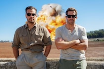 ヘンリー・カヴィル×ジェイク・ギレンホール　ガイ・リッチー監督最新作　映画『グレイ・ミッション』 予告ナレーターは中村悠一
