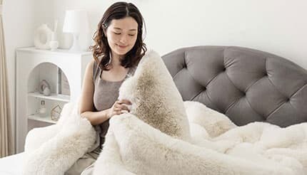 極上の“とろふわ”触感を実現、タンスのゲンのムートン調ブランケット「MOUU」