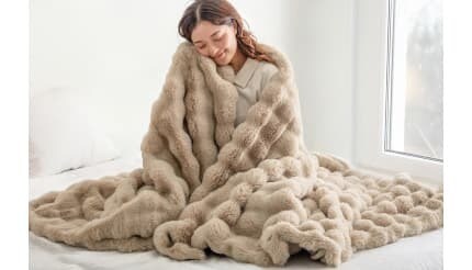 見た目も手触りも「もはや、うさぎ。」、2枚合わせ毛布がタンスのゲンから