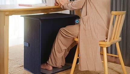 リビングでもデスクでも足元からポカポカの「面発熱パネル型ヒーター」