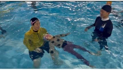 川崎・鷺沼のスイミングクラブで、溺水防止イベント「親子で学ぶ！着衣泳たいけん！」を開催
