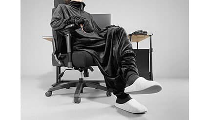 バウヒュッテの「ゲーミング着る毛布」最新モデル 伸縮性が約1.5倍以上でさらに動きやすく