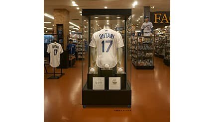 ナゴヤドーム前のベースボール専門店で、大谷選手のホームランボールや着用したユニフォームなど記念グッズを展示