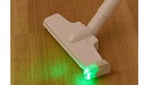 ヘッドに付けるだけでホコリが見えやすく！ スリコの掃除機用LEDライト