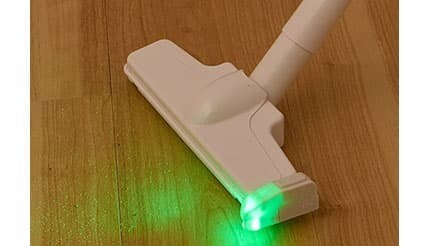 ヘッドに付けるだけでホコリが見えやすく！ スリコの掃除機用LEDライト