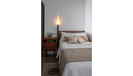 シェードもベースもない壁に立てかけるだけ！新発想フロアライト「NYOI」