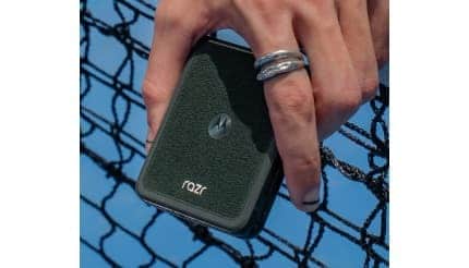 チタン製ヒンジプレートで高耐久 モトローラ 折りたたみスマホ「razrシリーズ」の最上位機種