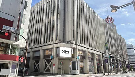 銀行とカフェ、オフィスが一体化! 「Olive LOUNGE 新宿通」オープン