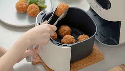 油の後処理なしでおいしい揚げ物 「過熱水蒸気エア フライヤー」がアイリスオーヤマから登場