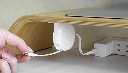 サッと引き出せてスタンドで固定できる オウルテックの巻き取り式USBケーブル