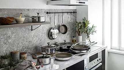 料理がもっと楽しくなる! 「CORELLE」から新サイズのフライパンと初のソースパン・キャセロール