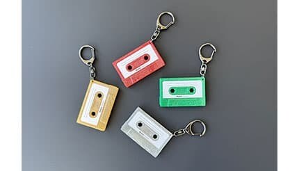 昭和レトロで懐かしい!NFCチップ内蔵のカセットテープ型キーホルダー「MUSIC TOUCH」