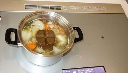 鍋にカレーのルーを入れたら、ほったらかしでも「混ざる」「焦げない」！三菱のIHクッキングヒーターの新機能「かきまぜ加熱」のすごさ
