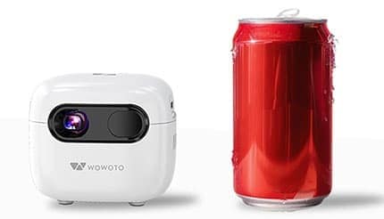 350ml缶より小さくて重さは文庫本1冊分ぐらい どこでも使える超軽量のプロジェクター「wowoto Q8」