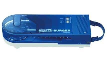 “シャーク”なデザインのサメ革レコードプレーヤー発売、オーディオテクニカと宮城・気仙沼がクラファンで