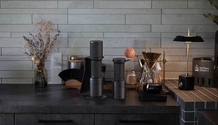 手挽きミルの名機が電動対応でパワーアップ！ EPEIOS新作コーヒーグラインダー「Essence Duo」