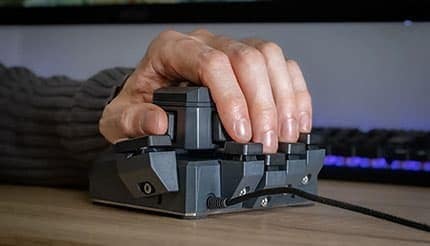 「こいつ、動くぞ！」 両手で使いたい！握って操作するドイツ製コントローラー