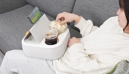 スマホ・飲み物・お菓子が全て膝の上で! 動きたくない人の「怠惰なあなたの膝上テーブルクッション」