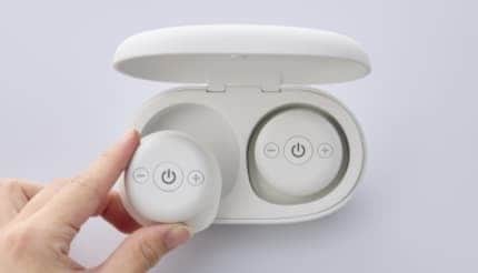 ワイヤレスイヤホン…じゃない!?直径5cmの低周波治療器でコリ解消が楽に!