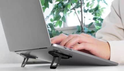 裏に貼るだけ！外さなくていい薄型PCスタンド 3段階の角度調整もできる オウルテックから