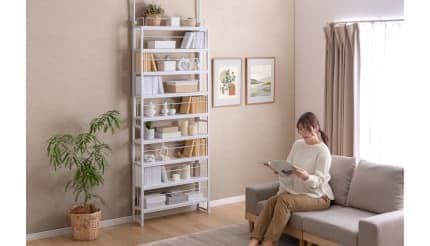 奥行20cm×大容量収納で賃貸にも置ける、突っ張り式スリム本棚がタンスのゲンから