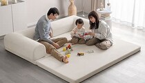 たたむとすっきり、広げるとゆったり　1台で座る・寝る・遊ぶを叶える折りたたみソファ