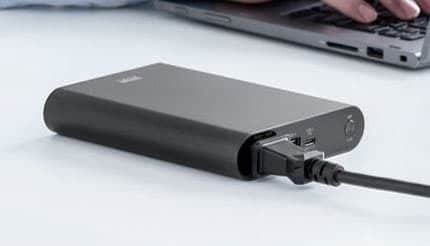 飛行機持ち込みもOK コンセントが付いた大容量モバイルバッテリー サンワサプライから