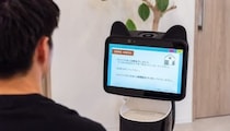 受付から会計まで全自動、AI案内ロボット「ATOI-PLUS」でクリニックDXが加速