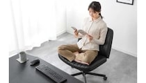 あぐらで座れる新発想の椅子、長時間のPC作業が楽になる「超ワイドチェア」