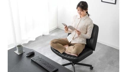 あぐらで座れる新発想の椅子、長時間のPC作業が楽になる「超ワイドチェア」
