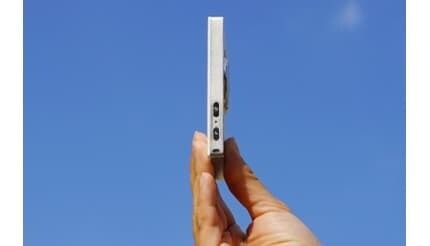 厚みは1センチ以下! 指でつまめる超薄型デジカメ フィルター機能で“映え”を演出