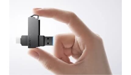 約20gで高速1050MB/sとType-A/Cに対応、手のひらサイズのSSD「Revolve R10 mini」