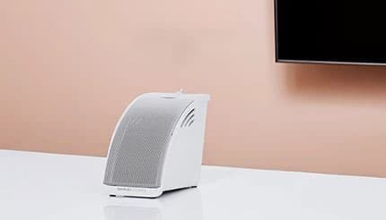 テレビの音が聞き取りやすくなる「ミライスピーカー・ミニ」に新色ホワイト、音量を上げずに言葉がくっきり