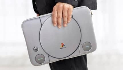 セブン-イレブンで買える 初代プレステ型のマルチクッションケースが7月発売
