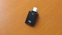 指一本でログイン完了、指紋認証×NFC対応の最先端セキュリティーキーでパスワード不要時代へ