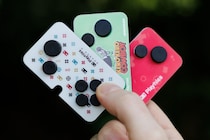 スマホ画面に「貼る」コントローラー フランスから上陸 24本のゲームが遊べる