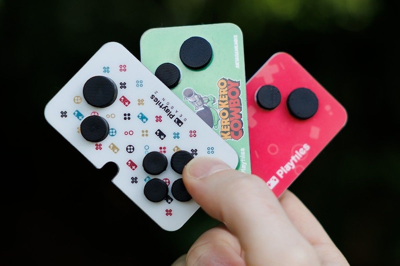 スマホ画面に「貼る」コントローラー フランスから上陸 24本のゲームが遊べる