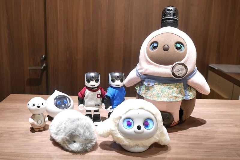 「本物のペット代わりになる?」最新AIペット6種を体験 LOVOT、ロボホン、Romiの実力は