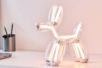 日常で使える「バルーンアートの犬」 現代アートの巨匠ジェフ・クーンズによるワイヤレススピーカーとライト