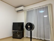 サーキュレーターでエアコンのない部屋の寝苦しさを軽減！ 家で立場の弱い父親による夏の快眠術