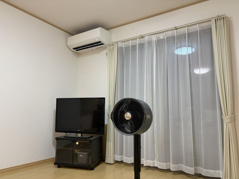 サーキュレーターでエアコンのない部屋の寝苦しさを軽減! 家で立場の弱い父親による夏の快眠術