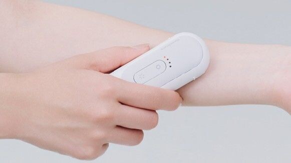 脳をだましてかゆい場所をかいたことにする 肌にやさしい新感覚デバイスが登場