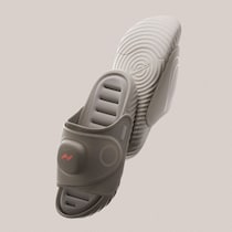 温熱と振動で足元の疲れをケアするサンダル ナイキ「Air Zoom Hyperslide」