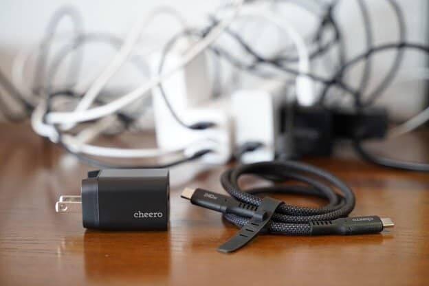 デスク周りのケーブル乱立を防ぐ！ GaN充電器とType-C一本化の最強整理術