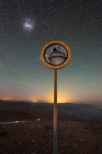 宙に浮いた望遠鏡？ 〜 ESOの今週の1枚