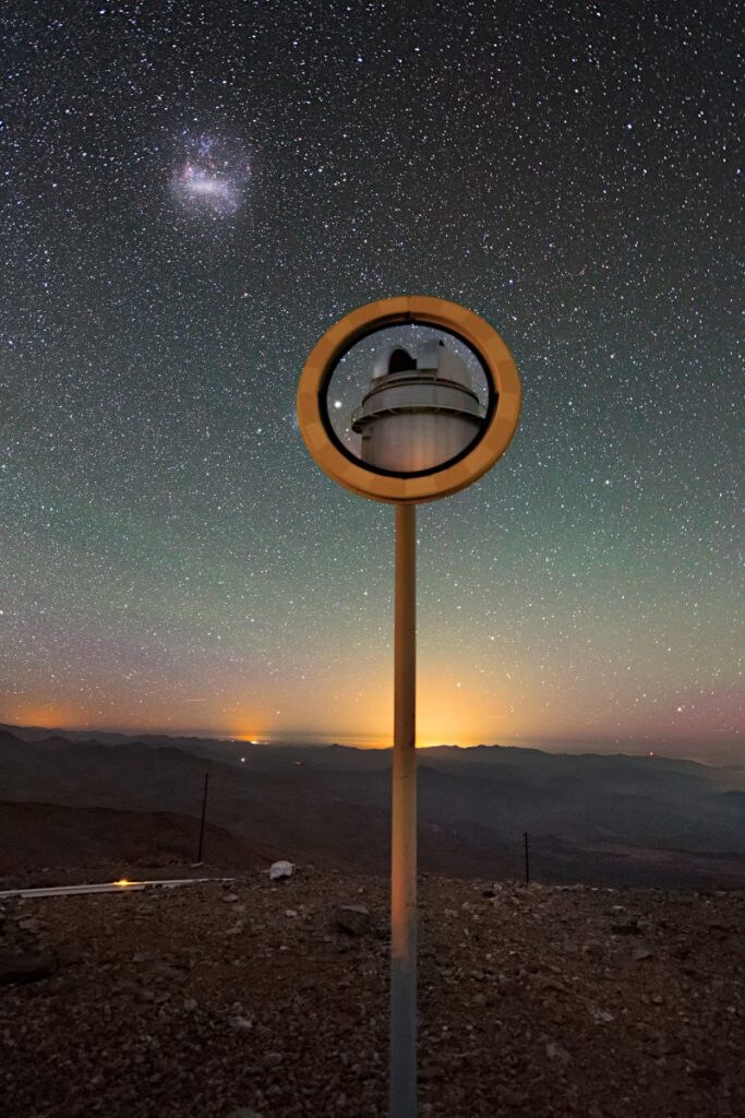 宙に浮いた望遠鏡? 〜 ESOの今週の1枚